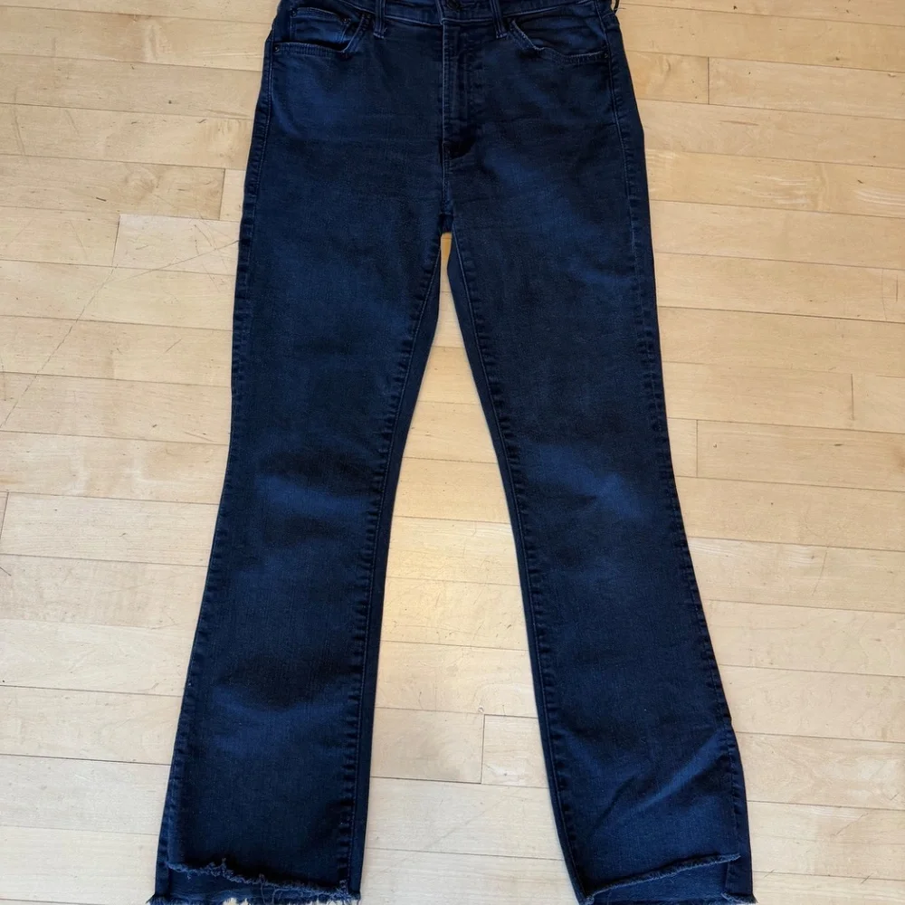 MOTHER Black Insider Crop Step Fray jeans, 26, CB2561 - Picture 3 of 6